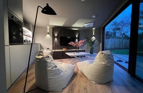 Woodstock Apartment | Guest Rated: 10/10 at Contemporary Annex Hotel