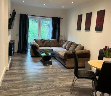Keighley Apartment | Stylish Apartment in Prime Location with Private Parking