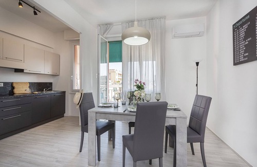 San Martino Apartment | Modern Apartment in Sturla with Kitchen and Breakfast Options
