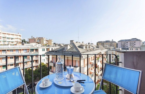 San Martino Apartment | Modern Apartment in Sturla with Kitchen and Breakfast Options