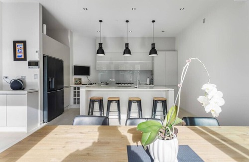 Browns Bay House | Contemporary Browns Bay Haven: Spa & Family-Friendly Retreat