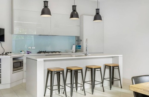 Browns Bay House | Contemporary Browns Bay Haven: Spa & Family-Friendly Retreat