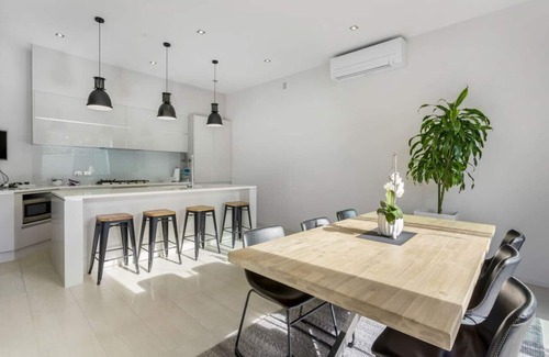 Browns Bay House | Contemporary Browns Bay Haven: Spa & Family-Friendly Retreat