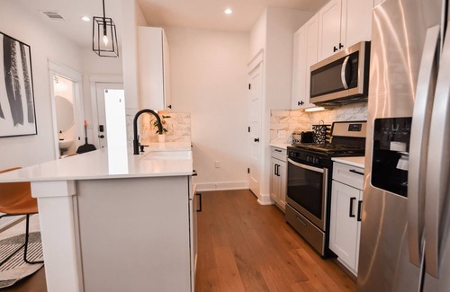 South Manchaca Condo | Guest Rated 10/10: Contemporary Casa Casey with Lake View