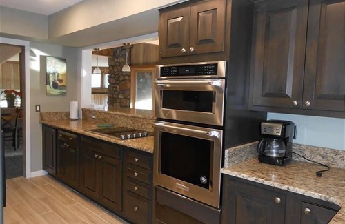 Hot Springs Village House | Modern Castle Retreat on Lake DeSoto with Family Amenities