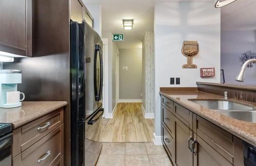 The Blue Mountains House | Stylish Chalet Steps from Blue Mountain Village - Pet Friendly