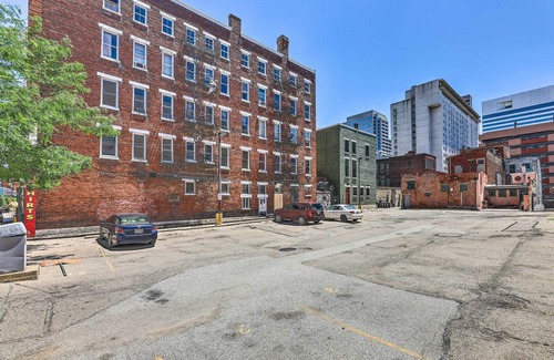 Central Business District Apartment | Modern Cincinnati Condo with Pet-Friendly Amenities