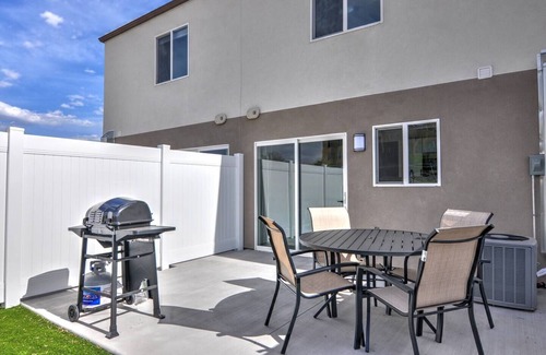 Grand Junction House | Modern 2 BR Townhome with Private Patio & Pet-Friendly Perks