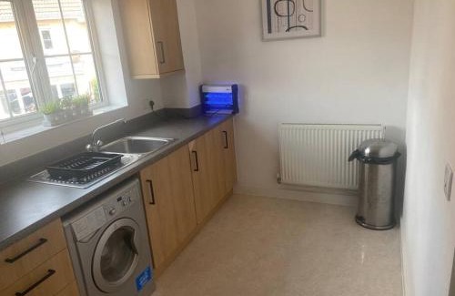 Newport Apartment | Modern Coach House: Family-Friendly Stay in Newport