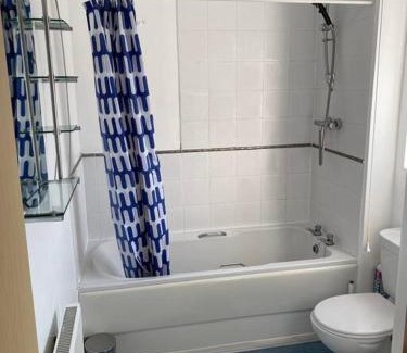 Newport Apartment | Modern Coach House: Family-Friendly Stay in Newport