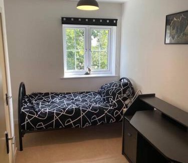 Newport Apartment | Modern Coach House: Family-Friendly Stay in Newport