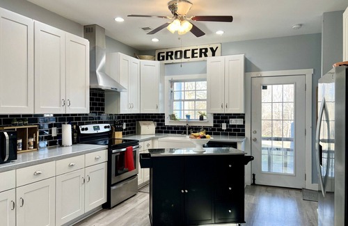 Pewee Valley Cottage | Modern Cottage with Spacious Covered Porches for Families
