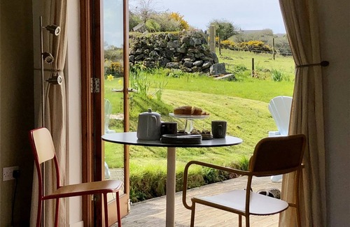Penryn Cottage | Cozy Cottage for Two with Ocean Views near Falmouth