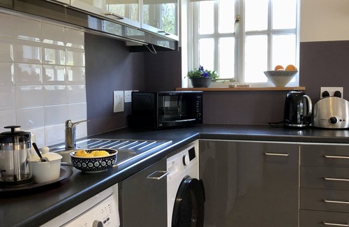 Penryn Cottage | Cozy Cottage for Two with Ocean Views near Falmouth