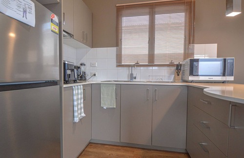 Port Hedland Apartment | Contemporary Crib Generous 1x1
