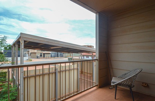 Port Hedland Apartment | Contemporary Crib Generous 1x1