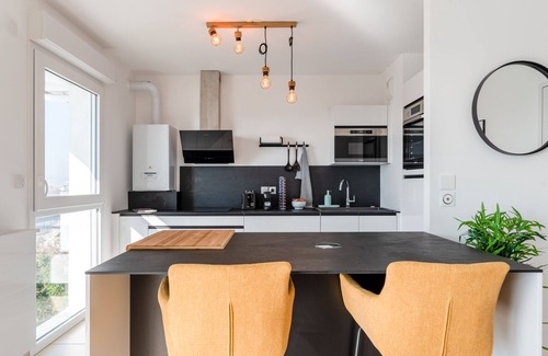 Quartier du Mont Gargan Apartment | Elegant Flat with Panoramic Seine View & Private Parking