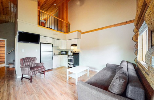 Lac Le Jeune Cabin | Pet-Friendly Log Cabin with Private Deck and Full Kitchen