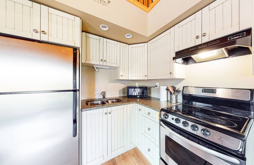 Lac Le Jeune Cabin | Pet-Friendly Log Cabin with Private Deck and Full Kitchen