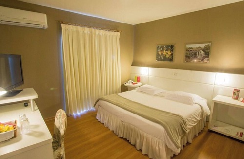 Jaguariaiva Hotel | Contemporary Double Room Nestled Among Forests with Canyon and Waterfall Stunt