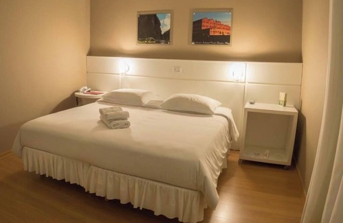 Jaguariaiva Hotel | Contemporary Double Room Nestled Among Forests with Canyon and Waterfall Stunt