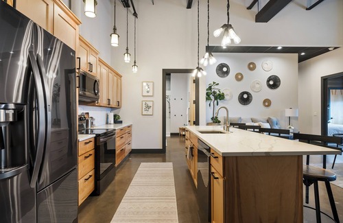 Spearfish Apartment | Inviting Family-Friendly Downtown Loft with Pool & Breakfast