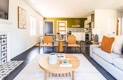 Bixby Knolls Villa | Modern Front House with Shared Patio & Family-Friendly Amenities