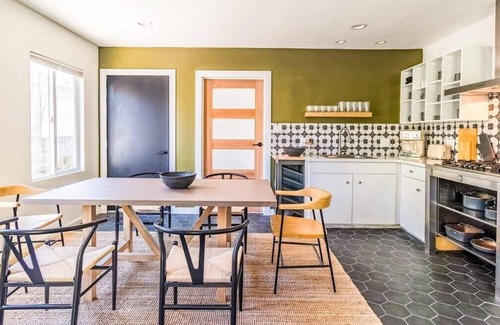 Bixby Knolls Villa | Modern Front House with Shared Patio & Family-Friendly Amenities