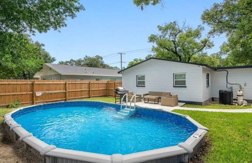 Sulphur Springs House | Modern Home with Heated Pool - Pet Friendly & Family Ready