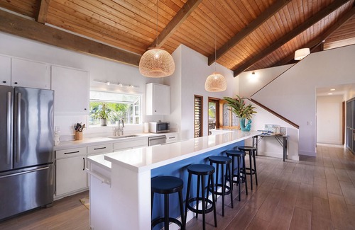 Mokuleia House | Modern Hawaii Retreat with Ocean View on North Shore Beach