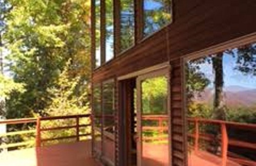 Waitsfield Ski Chalet | Contemporary Hillside Chalet - Rated 9.6, Pet-Friendly Retreat