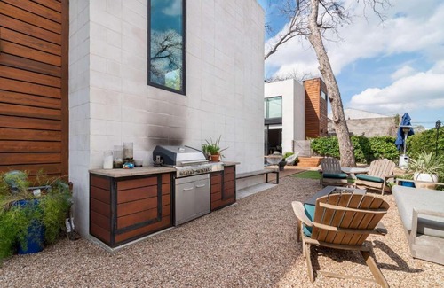 Holly House | Modern Downtown Austin Retreat with Full Kitchen Access