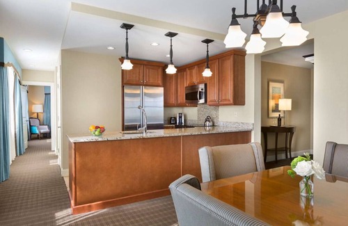 Central West End Apartment | Modern Hotel in Central West End - Pet-Friendly & Pool Access