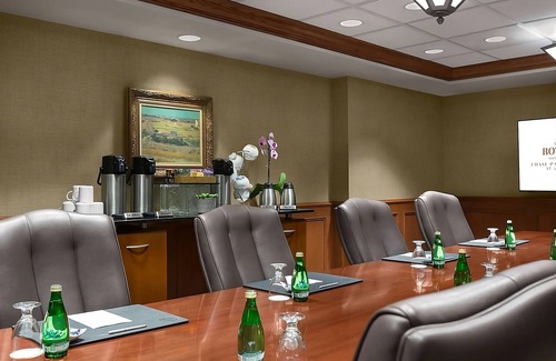 Central West End Apartment | Modern Hotel in Central West End - Pet-Friendly & Pool Access