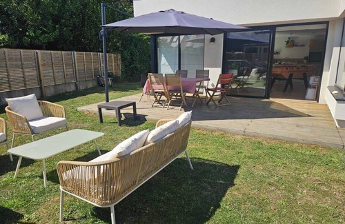 Larmor-Plage House | Beachside Haven: Guest Rated 10/10, Family & Pet Friendly