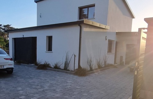 Le Conquet Villa | Modern Beach House Steps from Blancs Sablons - Family Pet Friendly