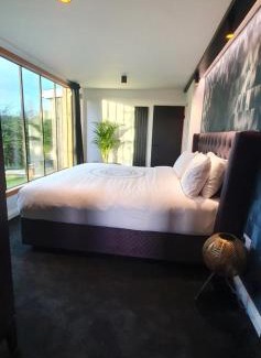 Kilsallaghan Cabin | Modern Dublin Suite with Hot Tub & Breakfast Included