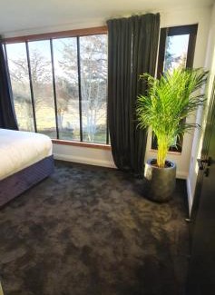 Kilsallaghan Cabin | Modern Dublin Suite with Hot Tub & Breakfast Included