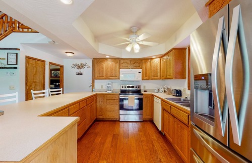 Branson Cabin | Modern Lakefront Cabin with Pool, Spa & Deck Access