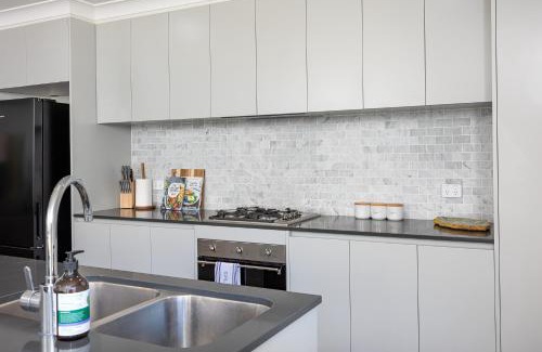 Wagga Wagga House | Modern Comfort in the CBD with Family-Friendly Amenities