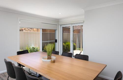 Wagga Wagga House | Modern Comfort in the CBD with Family-Friendly Amenities