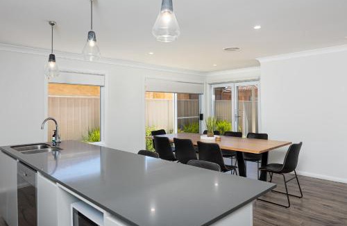 Wagga Wagga House | Modern Comfort in the CBD with Family-Friendly Amenities