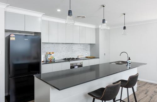Wagga Wagga House | Modern Comfort in the CBD with Family-Friendly Amenities