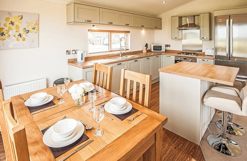 Tunstall Ski Chalet | Modern Lodge with Family-Friendly Amenities and Breakfast
