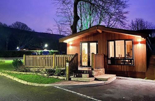 Saddleworth Ski Chalet | Inviting 2 Bedroom Retreat with Spa and Hot Tub in Greenfield