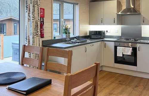 Saddleworth Ski Chalet | Contemporary lodge with one master double with flatscreen TV and en suite shower/W.