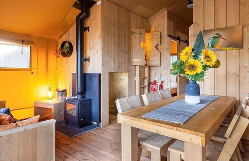 Saddleworth Ski Chalet | Contemporary lodge with one master double with flatscreen TV and en suite shower/W.