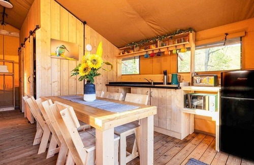 Saddleworth Ski Chalet | Contemporary lodge with one master double with flatscreen TV and en suite shower/W.