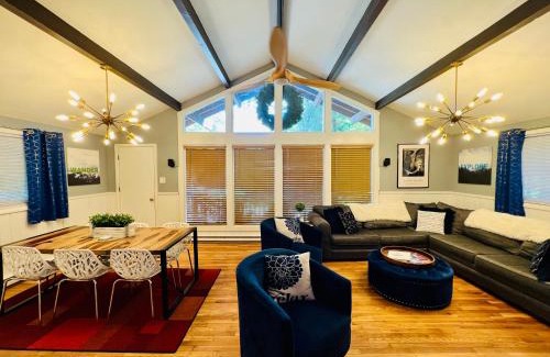 Londonderry Ski Chalet | Modern Magic Mountain Chalet Near Skiing and Hiking Adventures