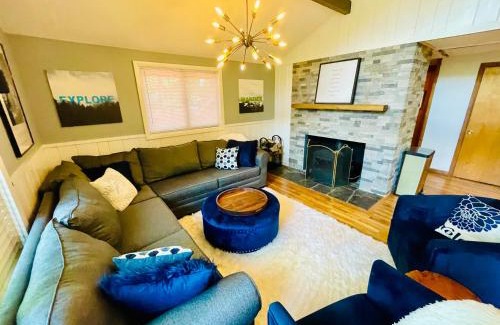 Londonderry Ski Chalet | Modern Magic Mountain Chalet Near Skiing and Hiking Adventures